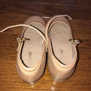 Theatricals Shoes - Theatricals girls tap dance shoes tan size 12 Theatricals Shoes - Theatricals girls tap dance shoes tan size 12